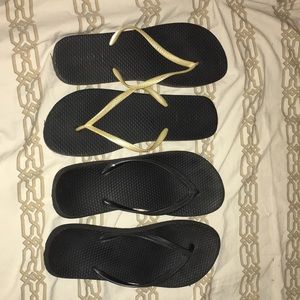 2 pairs flip flops